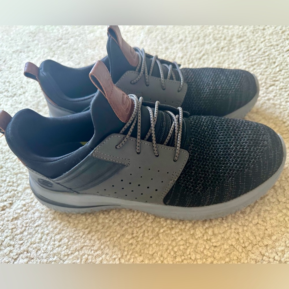 Skechers Men’s Delson Sneaker Size 10
